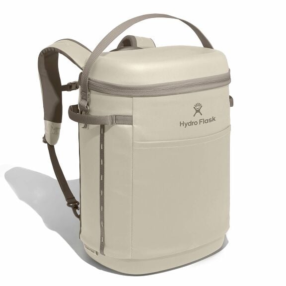carryouttm-backpack-22-l-l8 18pco114-carryout-backpack-22l-oat-angled_1.jpg