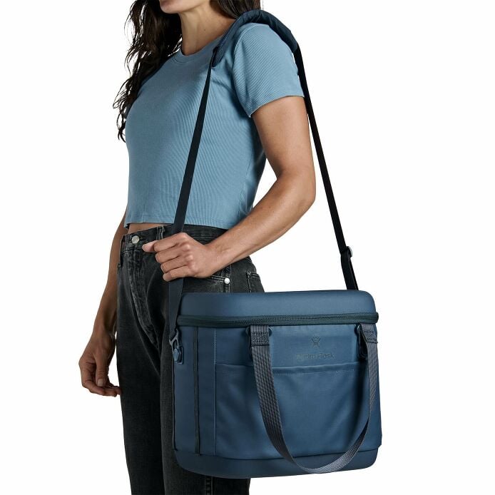 carryouttm-soft-cooler-15-l-b2 250815_hydro_s26_hb_14556_6.jpg
