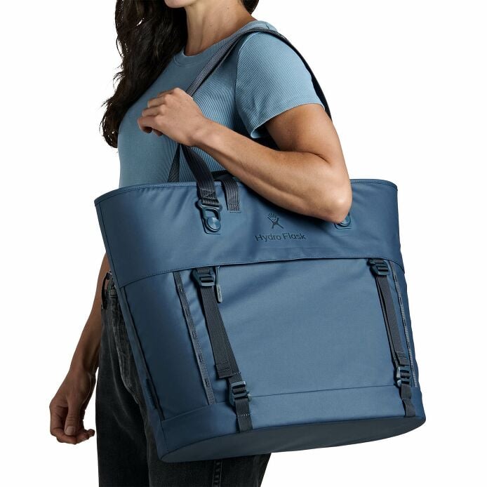 carryouttm-soft-cooler-tote-30-l-a9 250815_hydro_s26_hb_14614_2.jpg