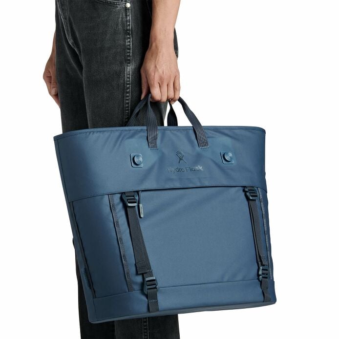 carryouttm-soft-cooler-tote-30-l-a9 250815_hydro_s26_hb_14619_2.jpg