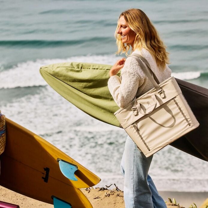 carryouttm-soft-cooler-tote-20-l-l2 hf_carryout_bouwer_d1_l1_torrey_pines_lifestyle_1142_1_1.jpg