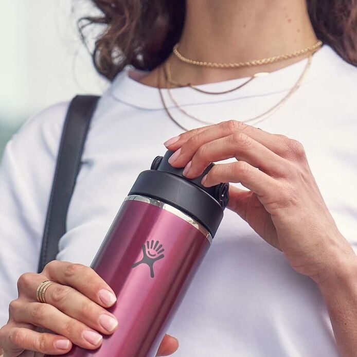 32-oz-lightweight-chug-cap-bottle-l9 hf_s26_lightweight_mcinnis_5123_1_8.jpg