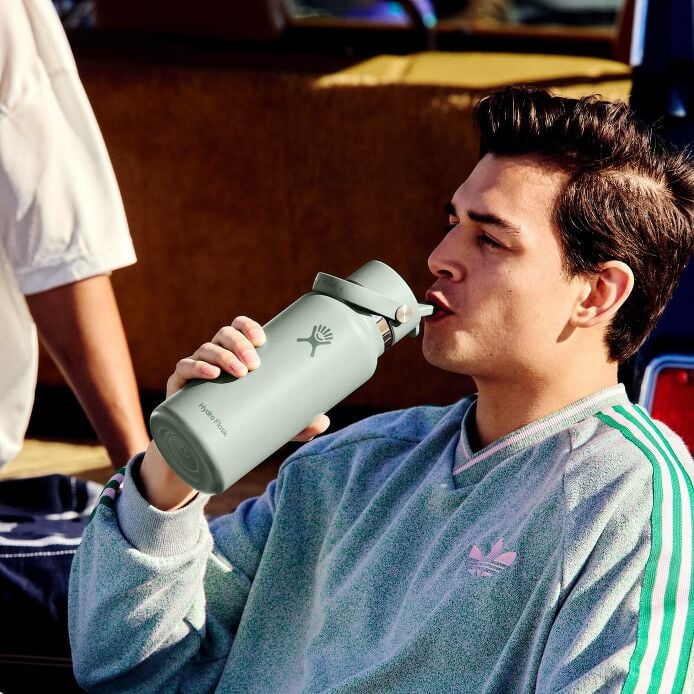 32-oz-wide-mouth-with-flex-straw-cap-s1 s25_tailgating_brouwer_exp-2028-06-01_04-6336_1__5.jpg